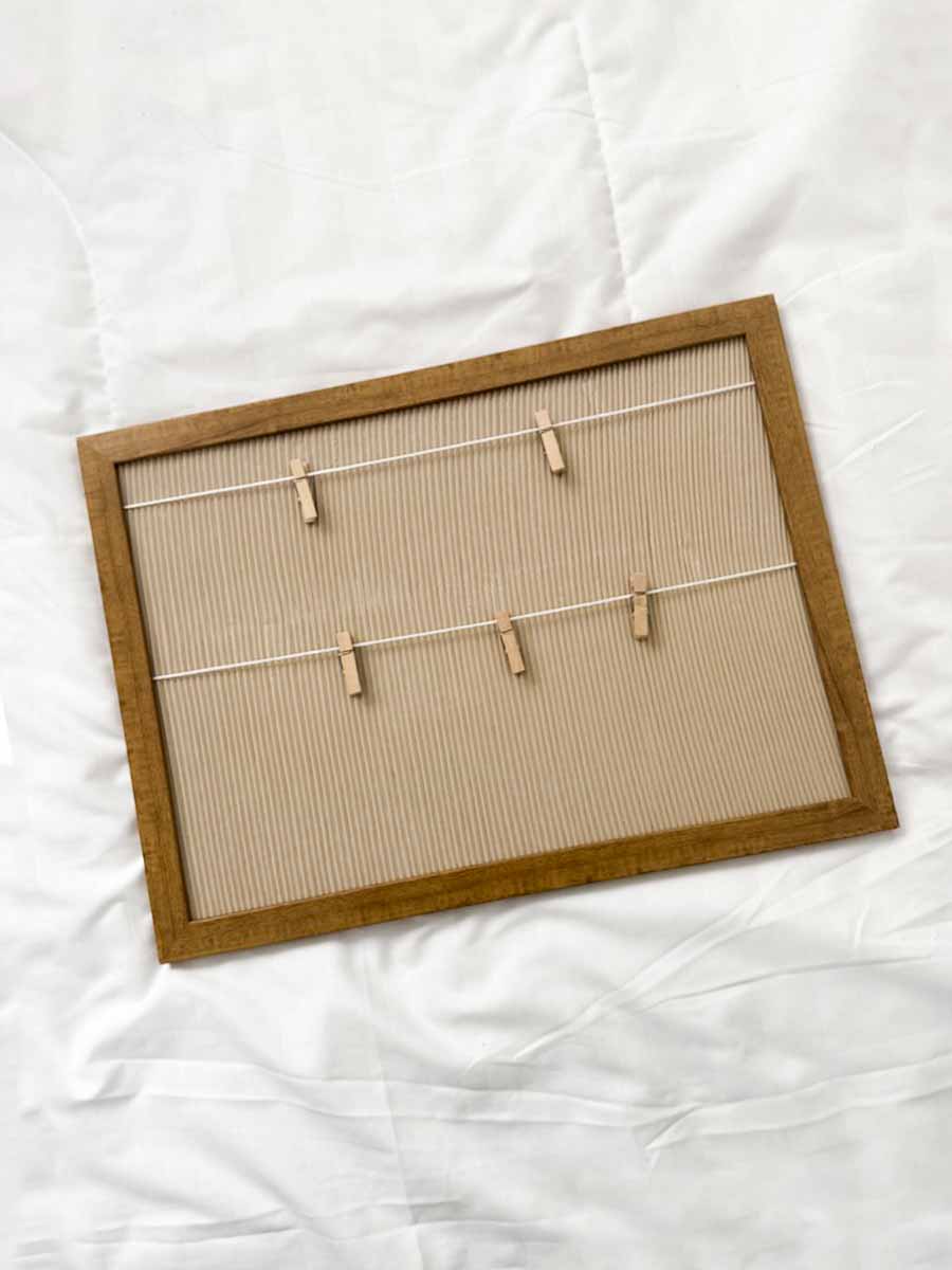 Cadre 1 – Bois avec ficelles & pinces