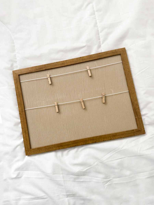 Cadre 1 – Bois avec ficelles & pinces