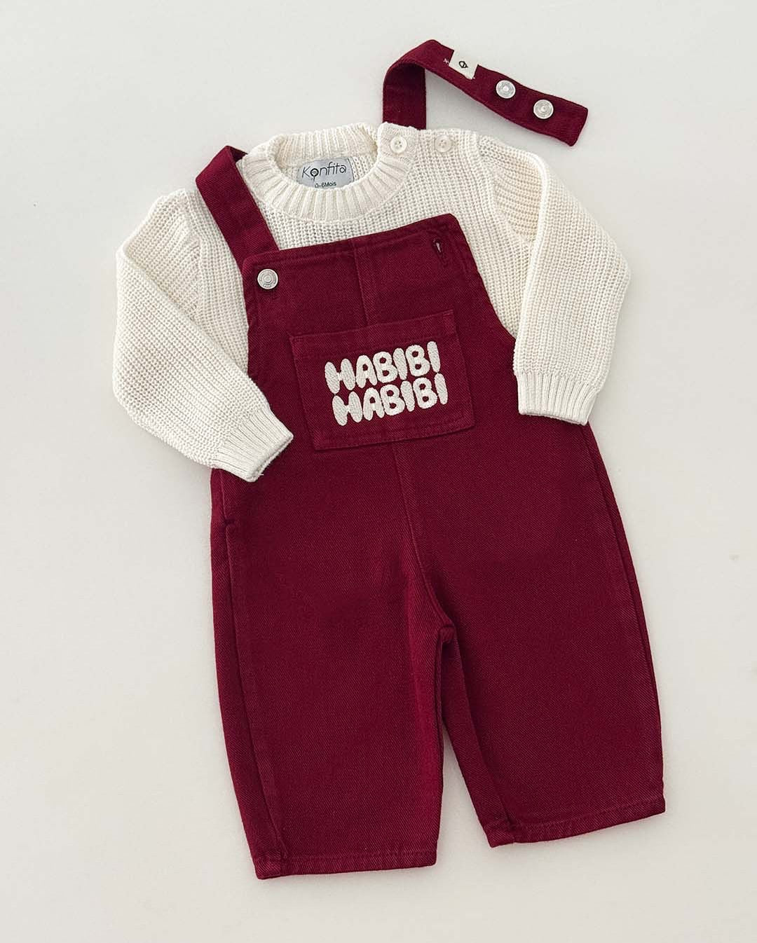 Look Cozy : Salopette Burgundy Habibi & Pull Blanc