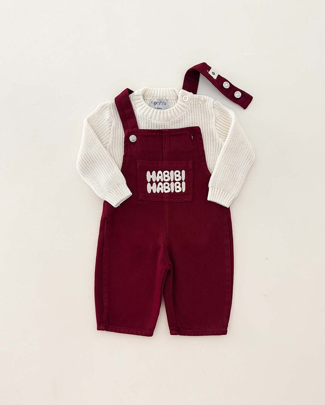 Look Cozy : Salopette Burgundy Habibi & Pull Blanc