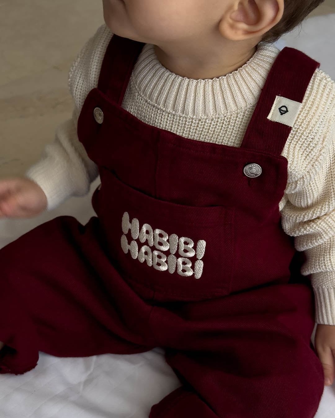 Look Cozy : Salopette Burgundy Habibi & Pull Blanc