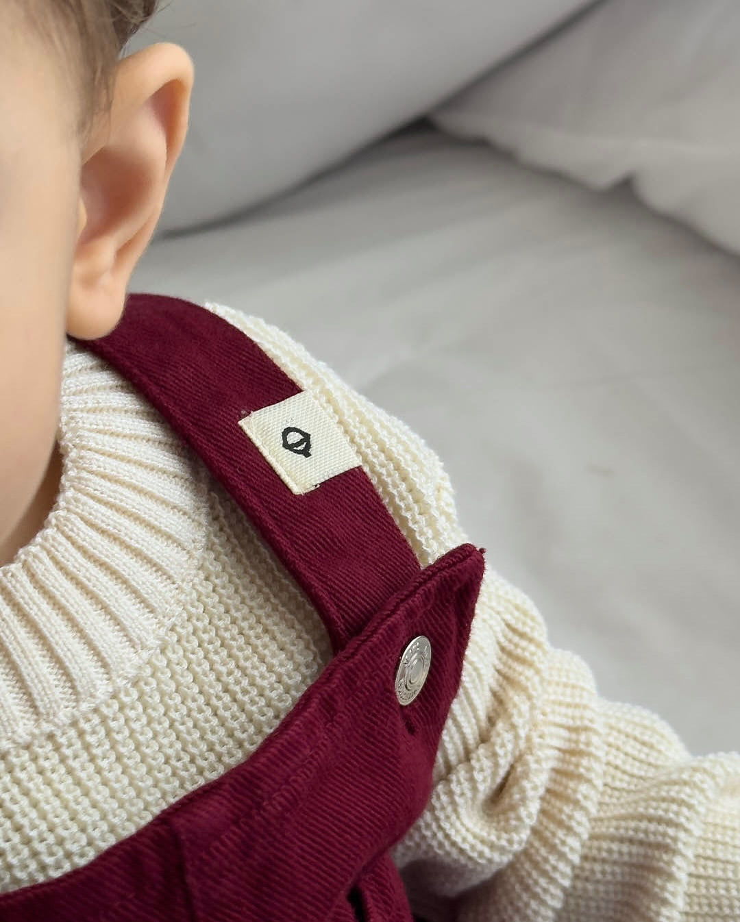 Look Cozy : Salopette Burgundy Habibi & Pull Blanc